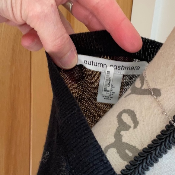 Autumn Cashmere lightweight (Viscose/Linen blend) semi sheer black Vneck sweater - Picture 6 of 8